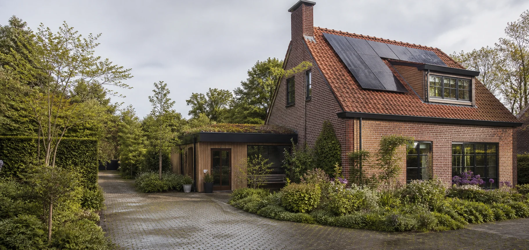 Verduurzaamde woning uit de jaren dertig in het Gooi met zonnepanelen en een groen dak